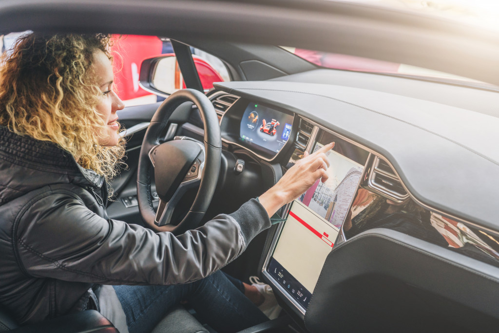 woman using the infotainment of her car