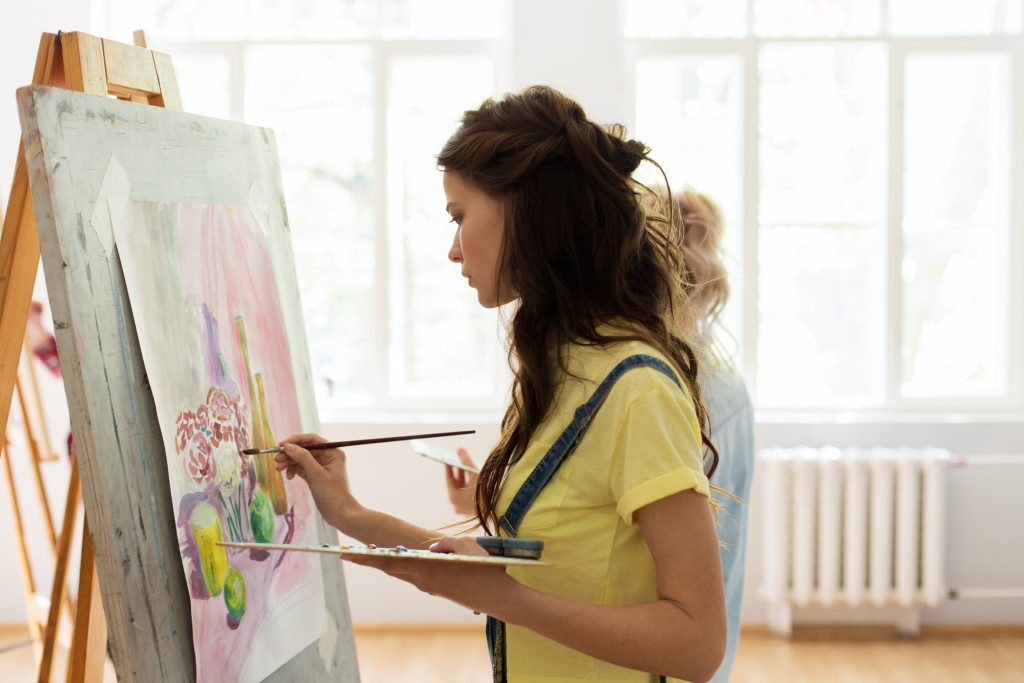 An artist participating in art class