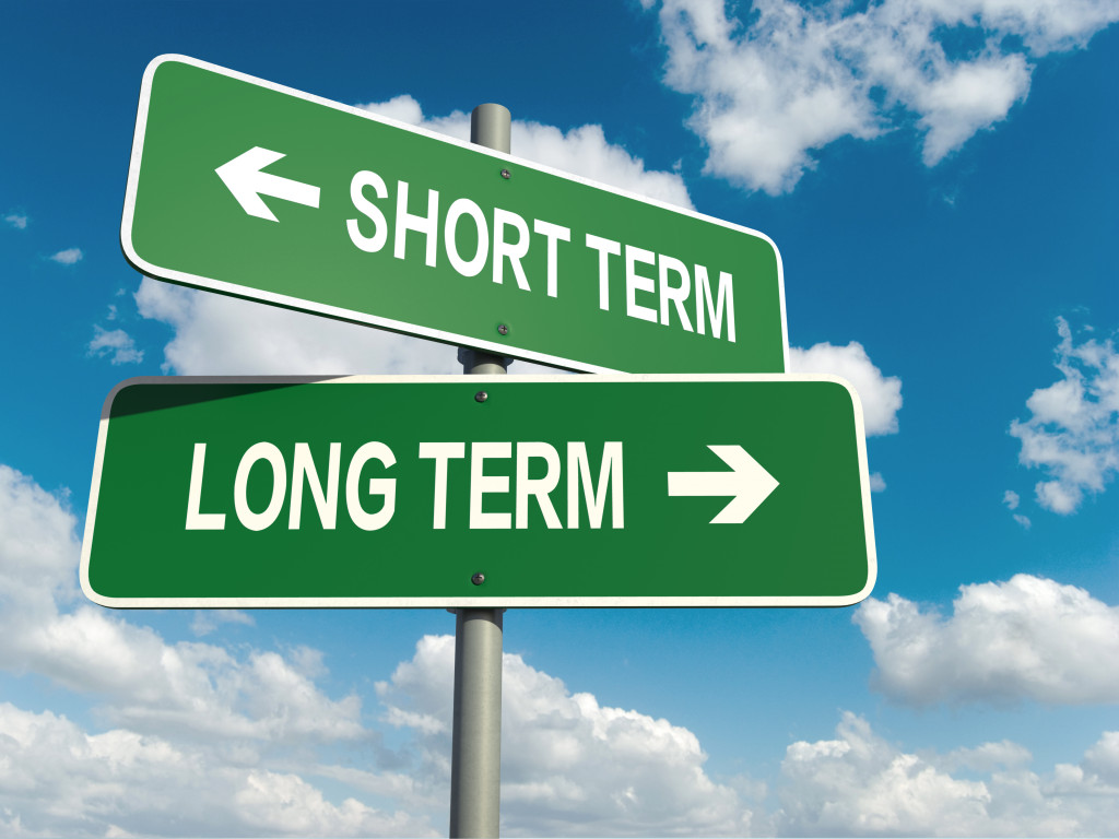 two opposite arrow signs representing short and long term goals